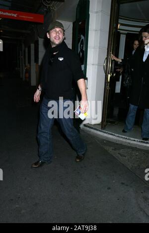 CHRISTIAN SLATER ARIVES 25 MINUTEN ZU SPÄT UND GEHT NICHT IN DAS STÜCK, SO HIER MIT SEINEN 2 DAMEN ZU GEHEN, UM DIE LONDONER STADT ZU TREFFEN (CREDIT-IMAGE©JACK LUDLAM) Stockfoto