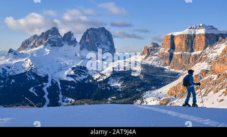 Dolopes, Italien - 19. Januar 2020: Skigebiet "Dolomiti Superski" mit Panoramablick auf die Gruppe "Sassolungo" und "Sella" bei Sonnenuntergang. Stockfoto