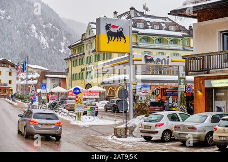 Canazei, Italien - 18. Januar 2020: ENI-Tankstelle im Bergdorf Canazei, Südtirol, Italien, an einem Schneetag. Stockfoto