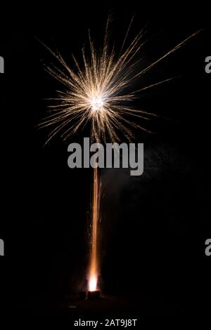 Eine erstaunliche Feuerwerk-Show während der Silvesterfeier für den Beginn eines glücklichen neuen Jahres an einem schönen Weihnachten in Spanien, eine bunte Show Stockfoto