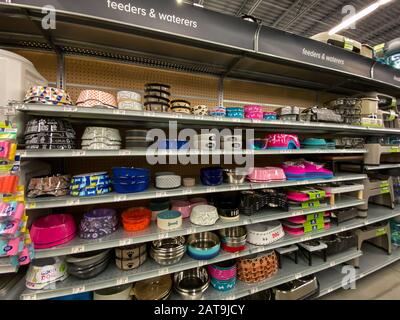 Orlando, FL/USA-1/29/20: Eine Anzeige von Haustierzuführungen und Wasserfahrern zum Verkauf in einem Petsmart Superstore, der für Haustiere zum Kauf bereit ist. Stockfoto