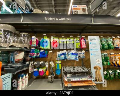 Orlando, FL/USA-1/29/20: Eine Anzeige von Haustierzuführungen und Wasserfahrern zum Verkauf in einem Petsmart Superstore, der für Haustiere zum Kauf bereit ist. Stockfoto