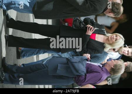 Amanda Redman, Dennis Waterman, Die Dreharbeiten zu "NEW TRICKS" Soho London (Bild©Jack Ludlam) Stockfoto