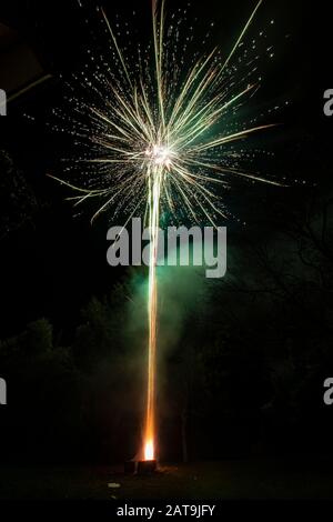 Eine erstaunliche Feuerwerk-Show während der Silvesterfeier für den Beginn eines glücklichen neuen Jahres an einem schönen Weihnachten in Spanien, eine bunte Show Stockfoto