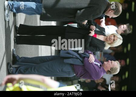 Amanda Redman, Dennis Waterman, Die Dreharbeiten zu "NEW TRICKS" Soho London (Bild©Jack Ludlam) Stockfoto