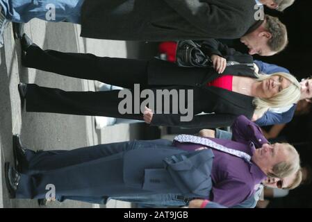 Amanda Redman, Dennis Waterman, Die Dreharbeiten zu "NEW TRICKS" Soho London (Bild©Jack Ludlam) Stockfoto