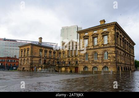 Belfast/Nordirland - 18. Mai 2019: Das historische robuste, steinerne Rathausgebäude im Stadtzentrum von Belfast wird an einem bewölkten, regnerischen Tag fotografiert. Stockfoto