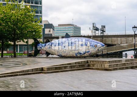 Belfast/Nordirland - 19. Mai 2019: Die Big Fish Sculpture in Belfast in Nordirland Stockfoto