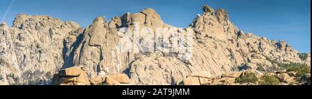 'El Pajaro' ein Ehrfurcht Berg mit schöner Felsformation in La Pedriza im Guadarrama Nationalpark (Spanien). Ein toller Ort zum Klettern Stockfoto