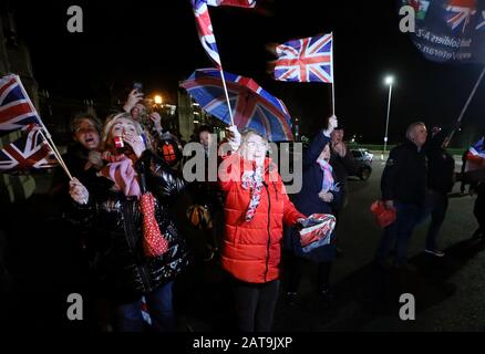 Pro-Brexit-Anhänger versammeln sich, um außerhalb von Stormont in Belfast zu feiern, während das Vereinigte Königreich sich darauf vorbereitet, die Europäische Union zu verlassen, und beenden 47 Jahre enge und manchmal unbequeme Beziehungen zu Brüssel. Bilddatum: Freitag, 31. Januar 2020. Siehe PA Story POLITICS Brexit. Der Fotowredit sollte lauten: Brian Lawless/PA Wire. Stockfoto