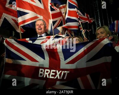 Die DUP MLA Jim Wells (links) schließt sich den Pro-Brexit-Anhängern an, während sie sich versammeln, um außerhalb von Stormont in Belfast zu feiern, während sich Großbritannien auf den Austritt aus der Europäischen Union vorbereitet und 47 Jahre enge und manchmal unbequeme Beziehungen nach Brüssel beendet. Bilddatum: Freitag, 31. Januar 2020. Siehe PA Story POLITICS Brexit. Der Fotowredit sollte lauten: Brian Lawless/PA Wire. Stockfoto