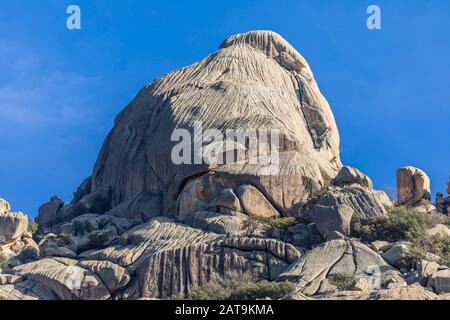 'Peña Sirio' ein Ehrfurcht Berg mit schöner Felsformation in La Pedriza im Guadarrama Nationalpark (Spanien). Ein toller Ort zum Klettern Stockfoto