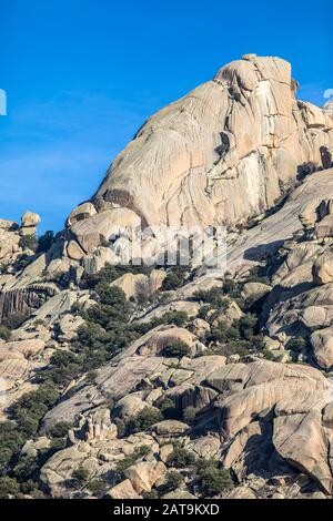 'Peña Sirio' ein Ehrfurcht Berg mit schöner Felsformation in La Pedriza im Guadarrama Nationalpark (Spanien). Ein toller Ort zum Klettern Stockfoto