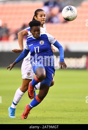 Houston, Texas, USA. Januar 2020. Haiti Vorwärts Mikerline Saint-Felix (17) in der ersten Hälfte während der CONCACAF-Gruppe EIN Olympisches Qualifikationsspiel Der Frauen gegen Costa Rica im BBVA Stadium in Houston, Texas. Maria LysakerCSM/Alamy Live News Stockfoto