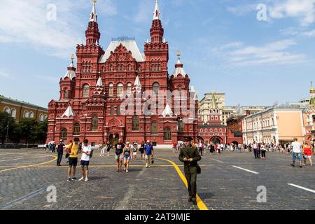 Menschen, die auf dem Roten Platz vor dem staatlichen Historischen Museum in Moskau spazieren gehen Stockfoto