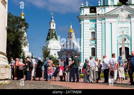 Religiöse Gläubige beteten innerhalb des klösterlichen Komplexes der Dreifaltigkeit Lavra des heiligen Sergius in Sergijew Posad Stockfoto