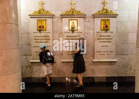 Die Menschen verehren in der Kirche auf Blut zu Ehren der Allerheiligen Im russischen Land, wo Nikolaus II., der letzte Kaiser Russlands, und sein F. Stockfoto