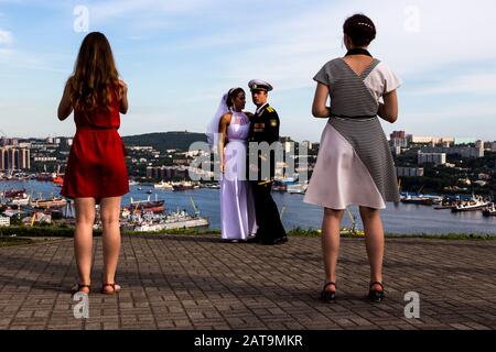 Brautpaar mit Hafen und Goldener Horn-Bucht in Wladiwostok Stockfoto