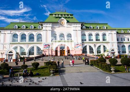 Menschen außerhalb des transsibirischen Bahnhofs in Chabarowsk Stockfoto