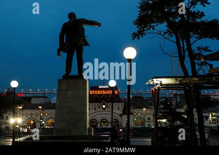 Kommunistische Bronzeplastik Lenins vor dem transsibirischen Bahnhof in Wladiwostok am Ende der Reise Stockfoto