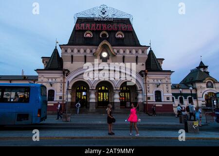 Menschen außerhalb des transsibirischen Bahnhofs in Wladiwostok am Ende der Fahrt Stockfoto