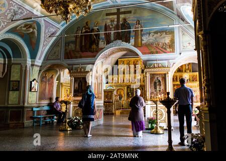 Die Menschen verehren in der Kirche auf Blut zu Ehren der Allerheiligen Im russischen Land, wo Nikolaus II., der letzte Kaiser Russlands, und sein F. Stockfoto