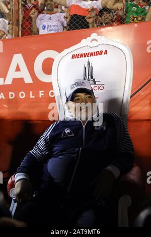 Buenos Aires, Argentinien - 31. Januar 2020: Diego Armando Maradona in der Partie Huracan - Gimnasia in Buenos Aires, Argentinos Stockfoto