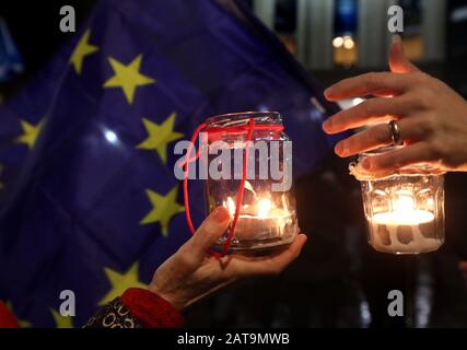 Kerzen werden von Pro-EU-Anhängern gehalten, während sie sich auf der Statue des ehemaligen Ersten Ministers Donald Dewar in der Buchanan Street in Glasgow versammeln, während sich Großbritannien auf den Austritt aus der Europäischen Union vorbereitet und 47 Jahre enge und manchmal unbequeme Beziehungen nach Brüssel beendet. PA Foto. Bilddatum: Freitag, 31. Januar 2020. Siehe PA Story POLITICS Brexit. Fotogutschrift sollte lauten: Andrew Milligan/PA Wire Stockfoto