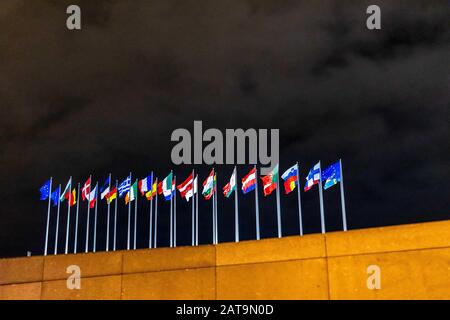 Straßburg, Frankreich. 31. Januar 2020, Frankreich, Straßburg: Die Flaggen der europäischen Mitgliedsstaaten fliegen erstmals ohne die Flagge Großbritanniens vor dem Gebäude des Europäischen Parlaments in Straßburg. Mehr als dreieinhalb Jahre nach dem Brexit-Referendum ist Großbritannien seit dem 31. Januar 2020 (24:00 MEZ) nicht mehr Mitglied der Europäischen Union. Foto: Philipp von Ditfurth / dpa Credit: Dpa Bildbündnis / Alamy Live News Stockfoto