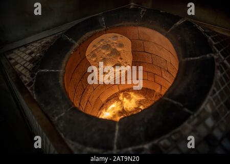 Traditioneller türkischer Holzofen aus Steinbackstein. Dieser Steinofen für türkisches Pide- oder Kita-Brot. Auch bekannt als Tandır oder Tandir. Stockfoto