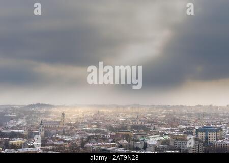 Wunderbares Panorama von Wilna im Winter mit Schnee und Sonnenschein: Altstadt, viele Kirchen, Wohn- und Bürogebäude. Luftbild von den Munici Stockfoto