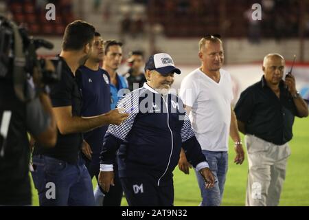 Buenos Aires, Argentinien - 31. Januar 2020: Diego Armando Maradona betritt die Arena im Spiel Huracan - Gimnasia in Buenos Aires, Argentinos Stockfoto