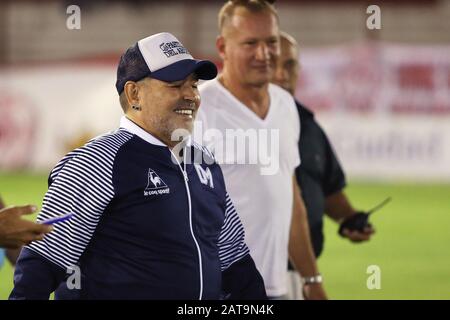 Buenos Aires, Argentinien - 31. Januar 2020: Diego Armando Maradona tritt in der Partie Huracan - Gimnasia in Buenos Aires, Argentinos, auf dem Feld an Stockfoto
