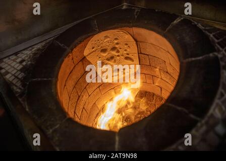 Traditioneller türkischer Holzofen aus Steinbackstein. Dieser Steinofen für türkisches Pide- oder Kita-Brot. Auch bekannt als Tandır oder Tandir. Stockfoto