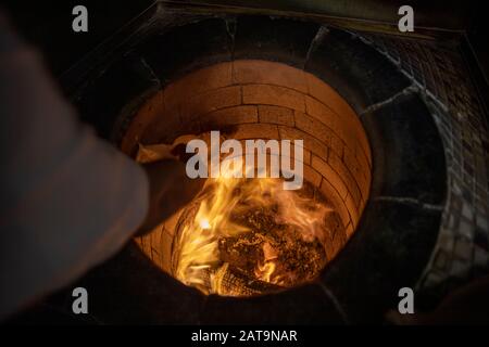 Traditioneller türkischer Holzofen aus Steinbackstein. Dieser Steinofen für türkisches Pide- oder Kita-Brot. Auch bekannt als Tandır oder Tandir. Stockfoto