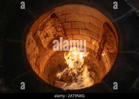 Traditioneller türkischer Holzofen aus Steinbackstein. Dieser Steinofen für türkisches Pide- oder Kita-Brot. Auch bekannt als Tandır oder Tandir. Stockfoto