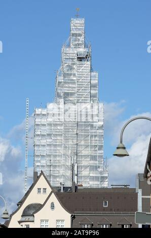 Köln, Deutschland - 10. Oktober 2019: Gerüst einer kompletten Kirche in köln-ehrenfeld Stockfoto