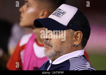 Buenos Aires, Argentinien - 31. Januar 2020: Diego Armando Maradona verlässt das Feld in der Partie Huracan - Gimnasia in Buenos Aires, Argentinien Stockfoto