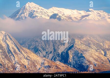 Herrliche Aussicht auf den Berg Timpanogos mit Pisten und Gipfel mit Schnee bedeckt Stockfoto