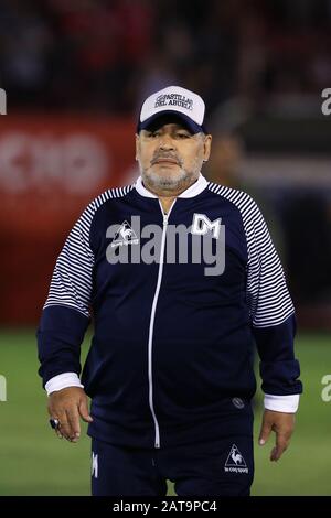 Buenos Aires, Argentinien - 31. Januar 2020: Diego Armando Maradona verlässt das Feld in der Partie Huracan - Gimnasia in Buenos Aires, Argentinien Stockfoto