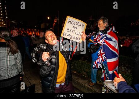 London, Großbritannien. Januar 2020. Brexit-Anhänger feiern Großbritannien, das die Europäische Union um 23 Uhr auf dem Parliament Square in London verlässt. Die Veranstaltung wurde von der parteiübergreifenden Gruppe "Leave Means Leave" organisiert. Kredit: Grant Rooney/Alamy Live News Stockfoto