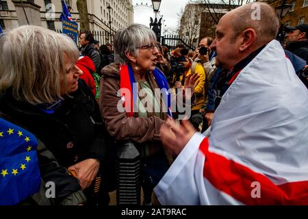 London, Großbritannien. Januar 2020. Eine Konfrontation zwischen einem Resten und Brexit Anhänger in der Nähe des Parliament Square, London, während Brexit Anhänger sich versammeln, um Großbritannien aus der EU zu feiern. Kredit: Grant Rooney/Alamy Live News Stockfoto