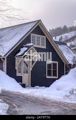 Park City Utah im Winter mit eisiger Straße und mattiert nach Hause auf schneebedeckten Hügel Stockfoto