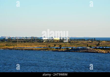 Blick auf Galveston, Texas, von einem Kreuzfahrtschiffterminal in der frühen Morgennacht. Vereinigte Staaten Stockfoto