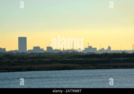 Blick auf Galveston, Texas, von einem Kreuzfahrtschiffterminal in der frühen Morgennacht. Vereinigte Staaten Stockfoto