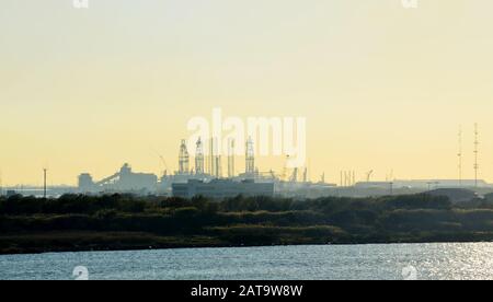 Blick auf Galveston, Texas, von einem Kreuzfahrtschiffterminal in der frühen Morgennacht. Vereinigte Staaten Stockfoto