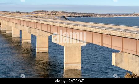 Panorama Beam Brücke mit Deck unterstützt von Abutments oder Piers über blauen See Stockfoto