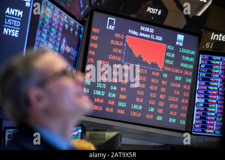 New York, USA. Januar 2020. Der elektronische Bildschirm zeigt die Schlusszahlen der Börse an der New Yorker Börse in New York, den Vereinigten Staaten, 31. Januar 2020. Die US-Aktien endeten am Freitag deutlich niedriger, wobei der Dow angesichts einer steilen Marktverkäufe, die von Energieaktien angeführt wurden, um mehr als 600 Punkte sank. Der Dow Jones Industrial Average schloss 603,41 Punkte oder 2,09 Prozent auf 28.256,03. Der 30-Aktienindex notete seinen schlimmsten Tag seit August. Credit: Wang Ying/Xinhua/Alamy Live News Stockfoto
