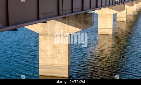 Panorama Deck einer Balkenbrücke, die von Abutments oder Piers über blauem Wasser getragen wird Stockfoto