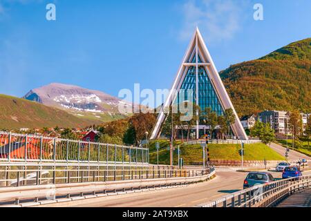 Blick auf die Tromso Brücke der Arktischen Kathedrale an einem sonnigen Tag. Tromso. Norwegen Stockfoto